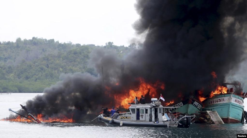 Indonesia phá hủy tàu cá Việt Nam và Malaysia vì lý do đánh bắt trái phép ở Batam, quần đảo Riau, vào ngày 5/4/2016.