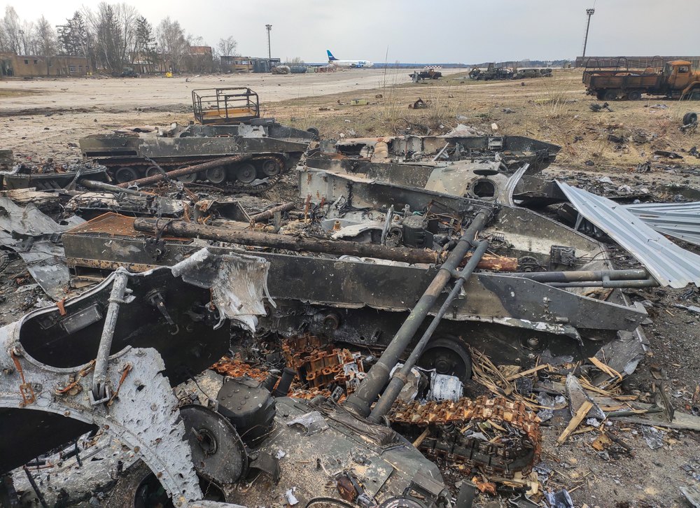 Розбита техніка окупантів у аеропорту Гостомеля