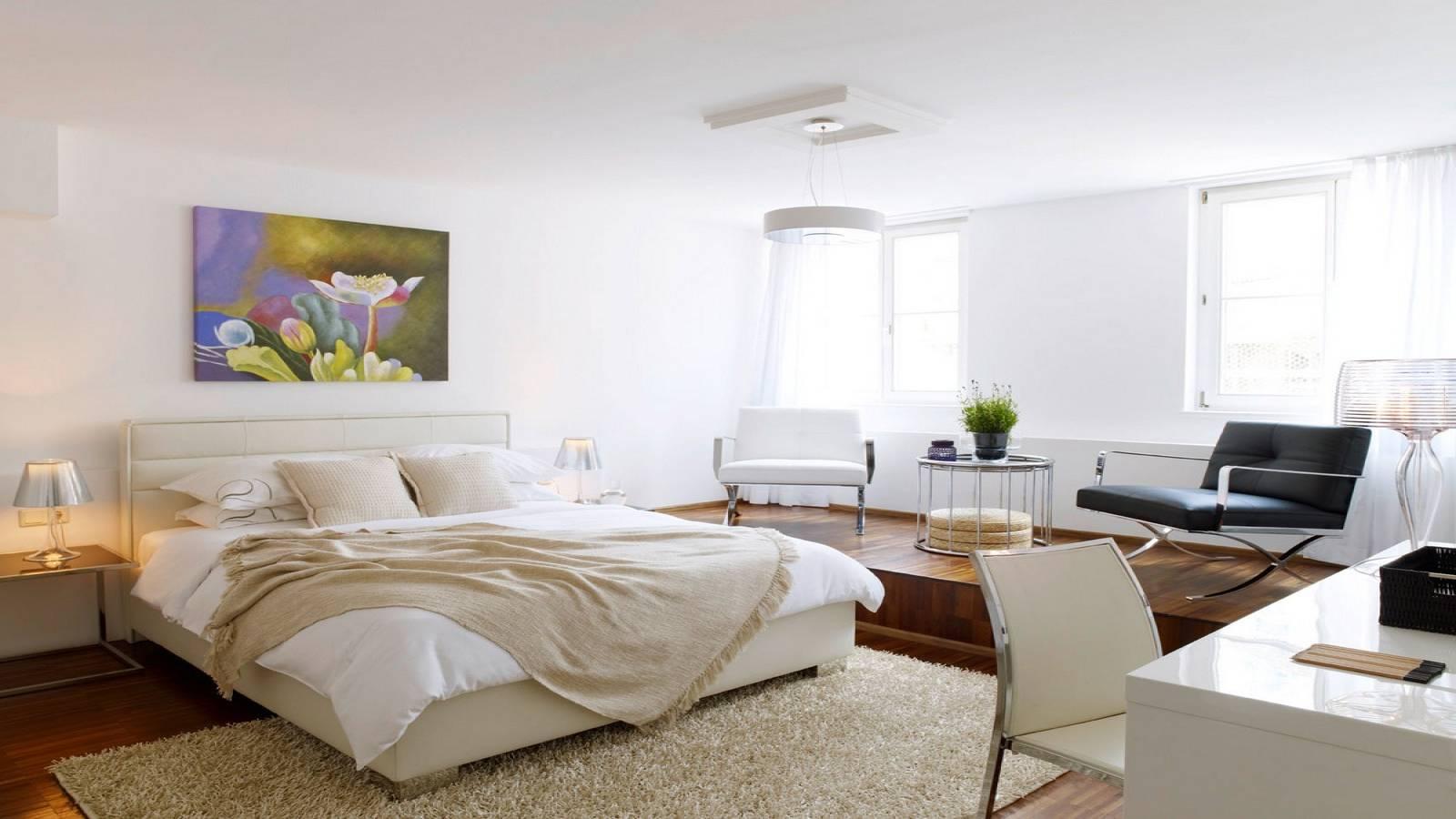Dormitorio de matrimonio, cama grande, tonos claros, beige, alfombra, Viena, Austria