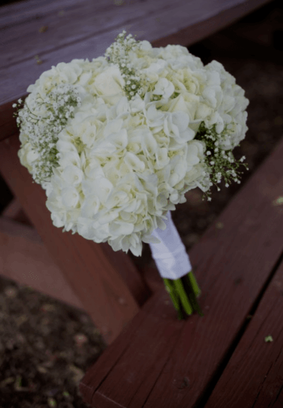 Свадебный букет из белых гортензий