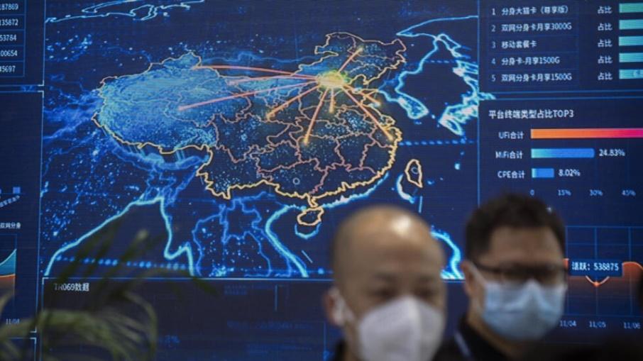 Một số khách tham quan,   đứng gần màn hình hiển thị bản đồ điện tử của Trung Quốc tại Hội chợ PT Expo, ở Bắc Kinh, Trung Quốc, ngày 04/06/2023.