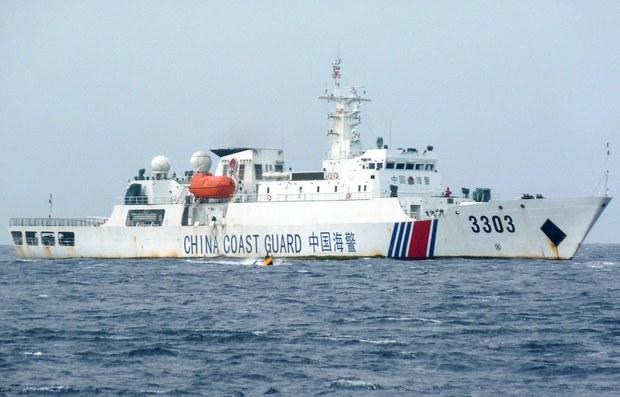 Tàu hải cảnh Trung Quốc đuổi tàu cá Philippines khỏi Bãi Cỏ Mây