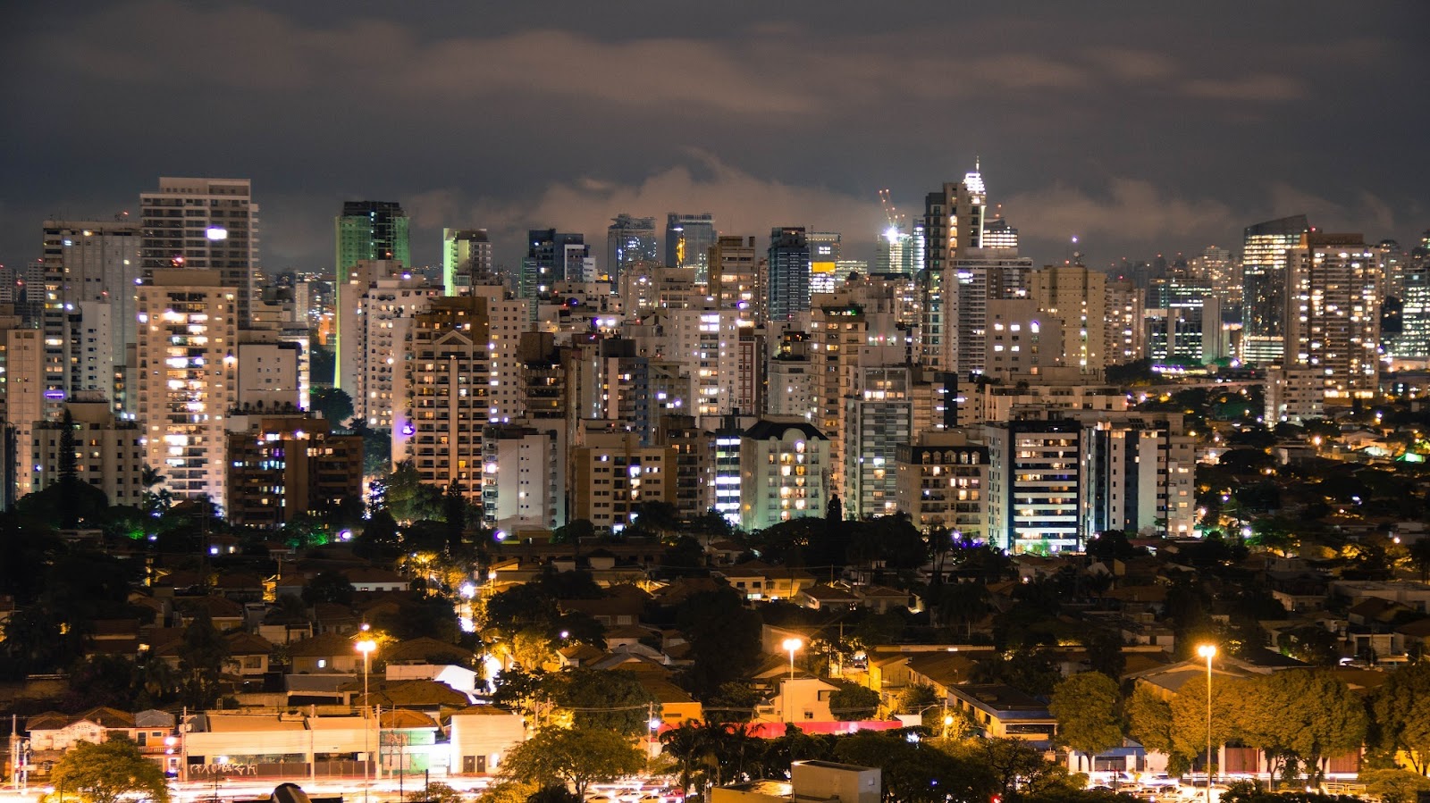 Vista da cidade São Paulo, com prédios e casas.
