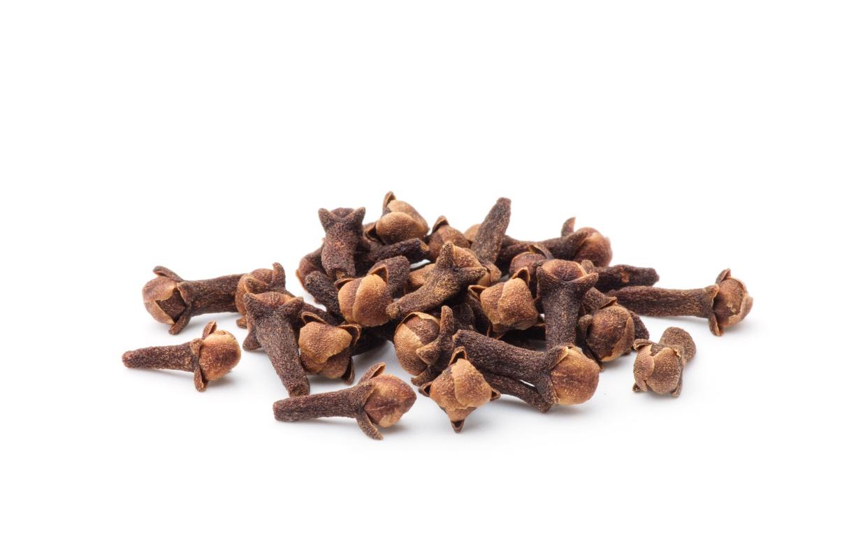 A pile of cloves on a white background

Description automatically generated