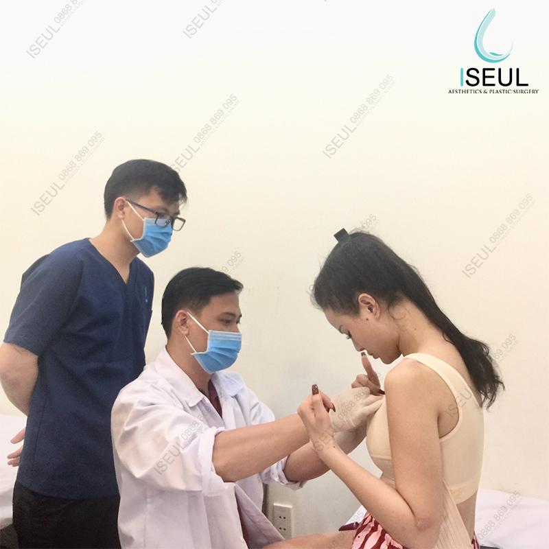 Ảnh có chứa người, bầu trời, người đàn ông, đứng

Mô tả được tạo tự động