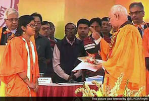 Jadavpur University students refuse to accept medal from Bengal governor