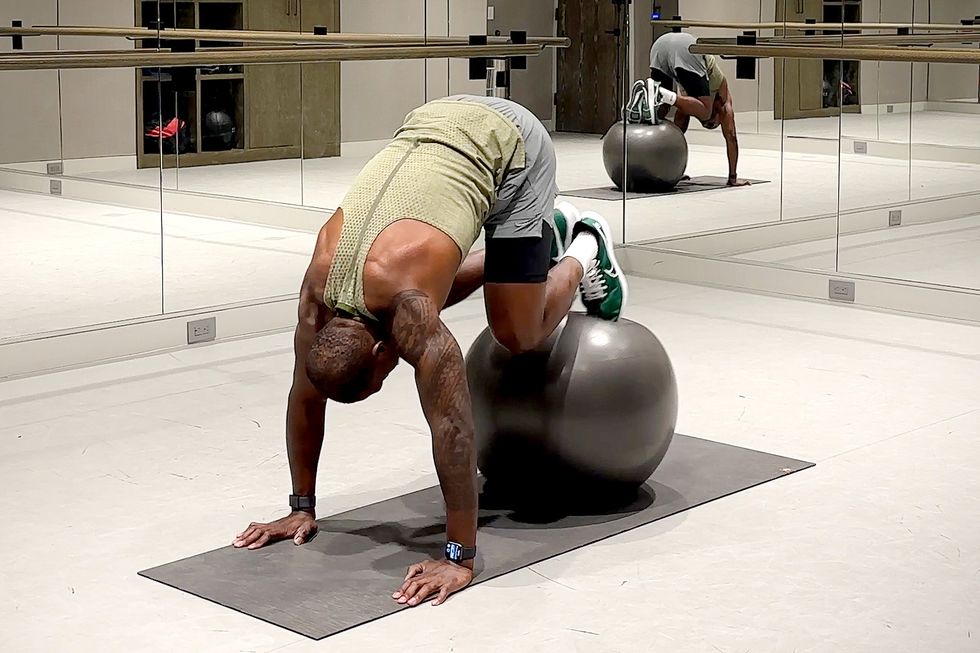 exercise ball workout, pushup to knee tuck