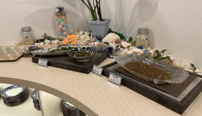 ホテルトリフィート宮古島リゾート：朝食ビュッフェ（左からシマナーの煮浸し、クーブイリチー、もずくの酢）