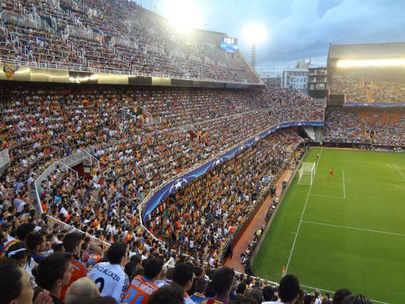 Estádio Mestalla lotado em dia de jogo                                                    (Foto: Estádios.net)