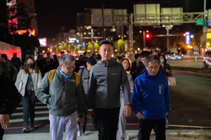 去年11月9日,林智堅和市府同仁、燈會策展團隊走在東大路上。(取自林智堅臉書)