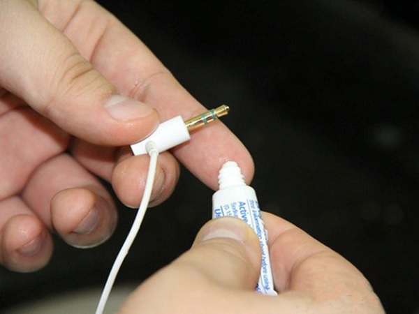 Hướng dẫn vệ sinh tai nghe iPhone sạch như mới