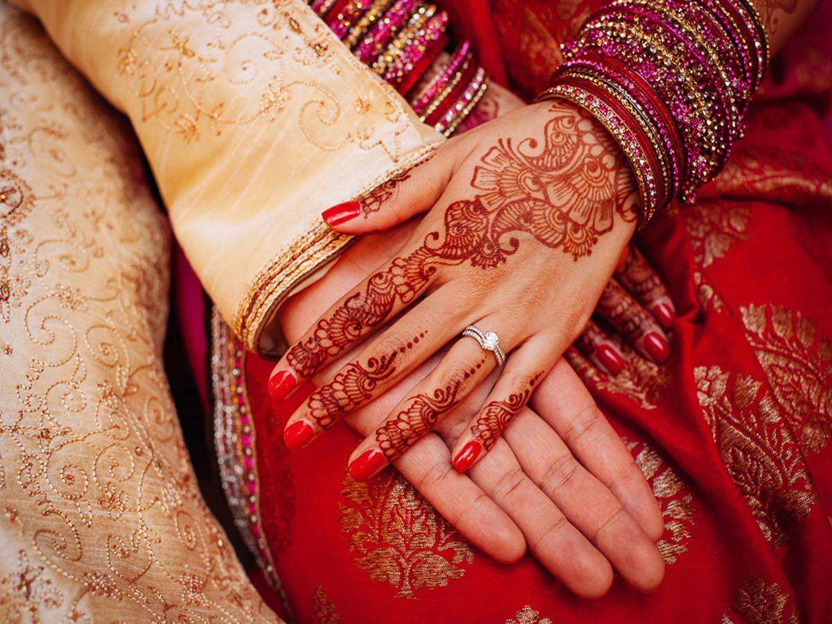 Why Wedding Ring Is Worn On The Left Hand - उल्टे हाथ में ही क्यों पहनी  जाती है सगाई की अंगूठी? जानें असली वजह