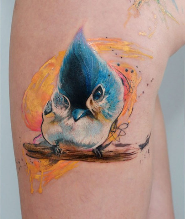 tatuagem de pássaro colorida 