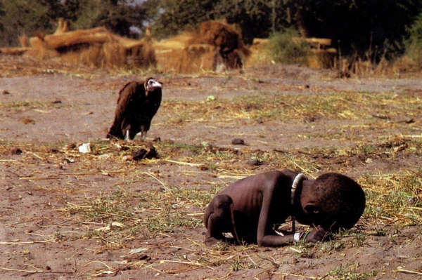 ‘El buitre’ la controvertida imagen de Kevin Carter, quién se suicidó tres meses después de ganar el premio Pulitzer de fotografía en 1994, según dicen, por el revuelo que provocó su trabajo, aunque la realidad es que no fue por la fotografía.