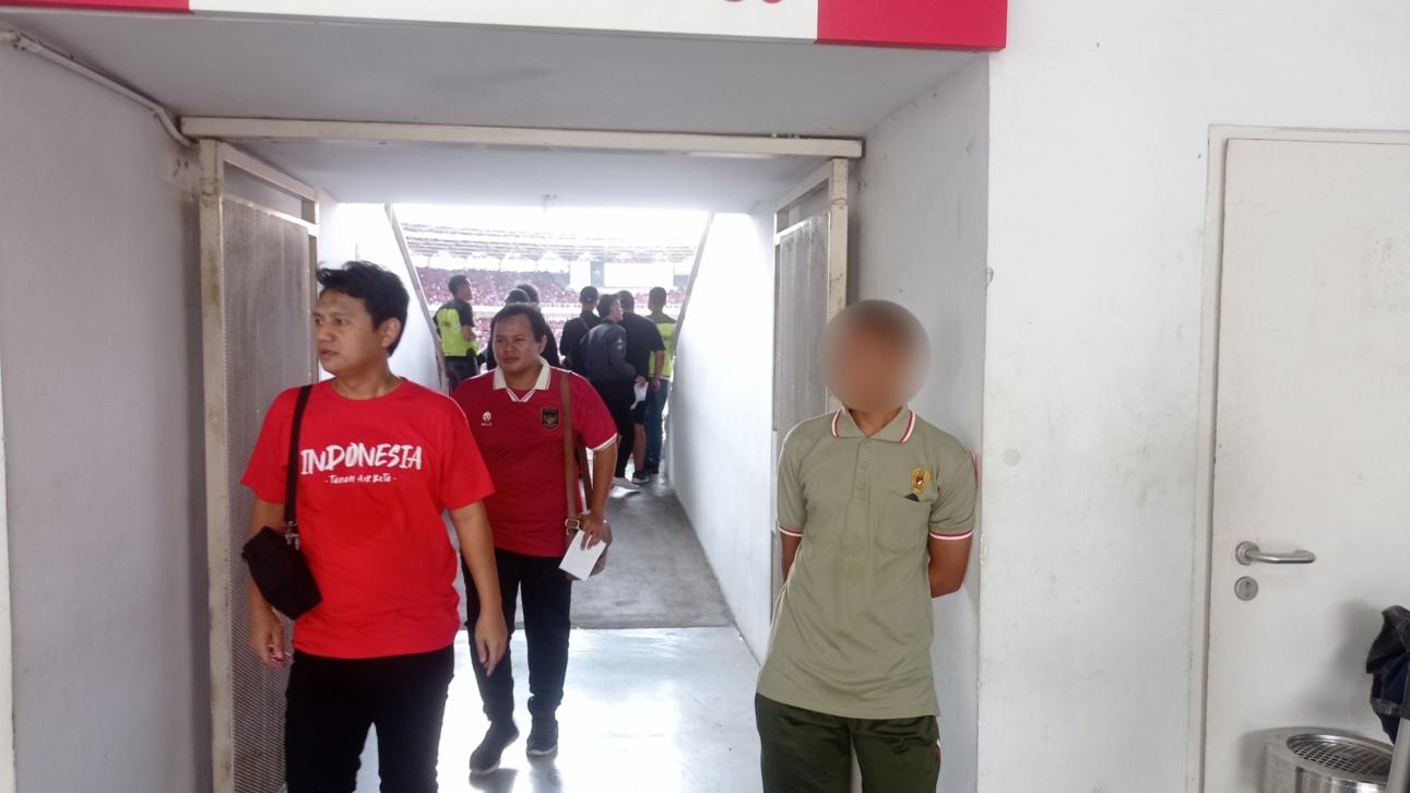 Steward (rompi hijau belakang) dan orang berseragam yang berjaga di depan pintu tribun.