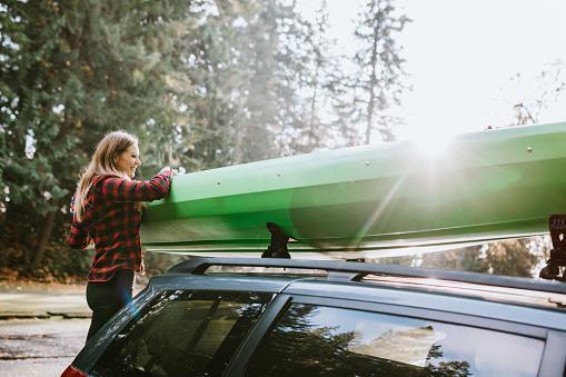 https://media.istockphoto.com/photos/woman-unloading-kayak-from-car-on-pacific-northwest-adventure-picture-id1188517715?b=1&k=20&m=1188517715&s=170667a&w=0&h=zBGDdVFD38yj1iCd8kO4gmYq4QuwrgdAj_1hLFeOR2E=