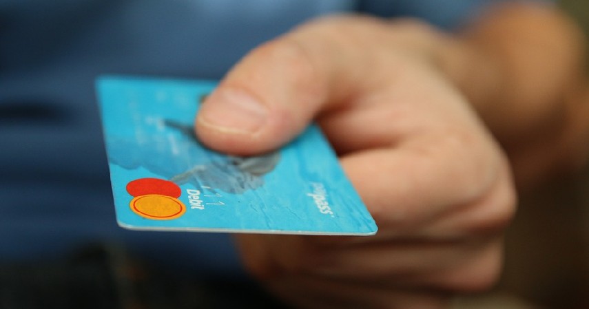 Memiliki kartu kredit - Pinjaman Uang Karyawan