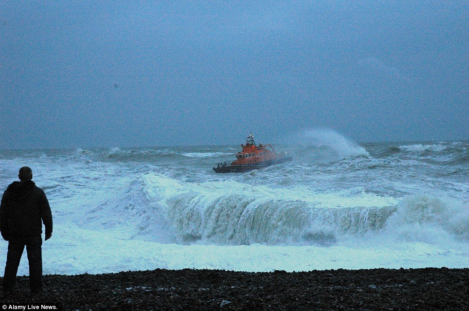 Святой шторм. Листер шторм. Saint Wave. Фото тонирующий человек в море и попал в шторм. Bring Storm webcam".