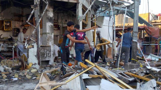 店主在清理致命的汽车炸弹爆炸事件所余下的废墟(2015年10月6日)。
