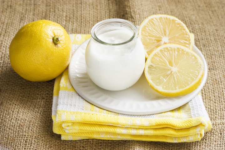 Chanh tươi và sữa chua có nhiều hoạt chất giúp da sáng, mờ thâm hiệu quả.