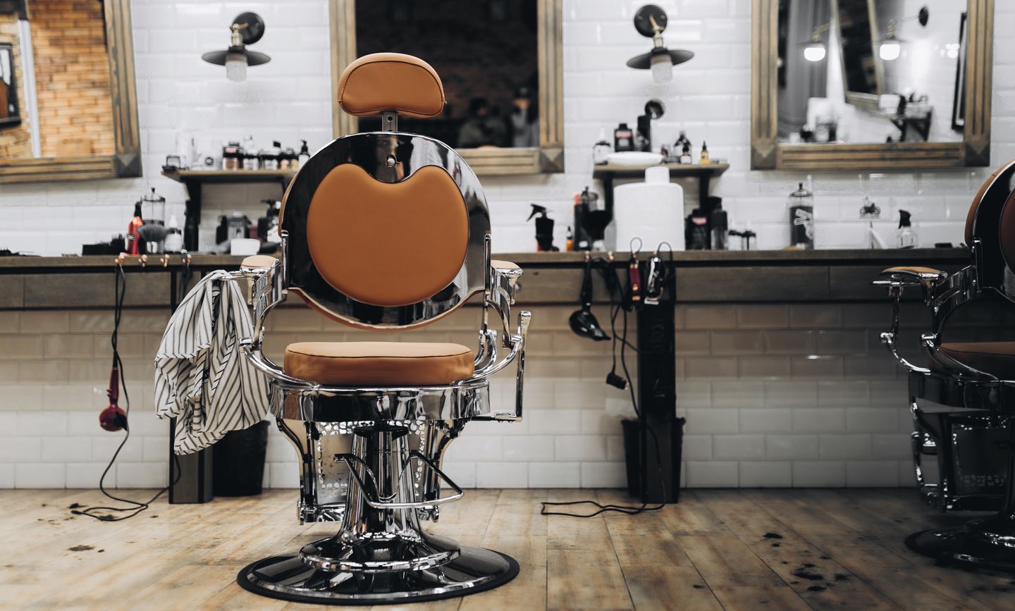 Kamu bisa membeli lisensi yang sudah ada atau membangun bisnis franchise barbershop sendiri.