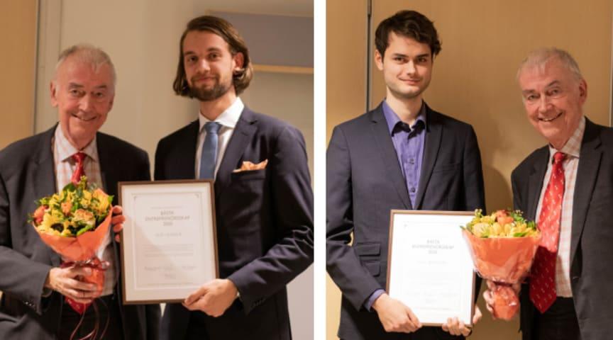 Jubileumspristagarna Filip Heikkilä och Olle Månsson mottar priset av Bert-Inge Hogsved, Hogia-gruppens VD och VD.