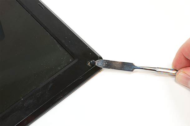 sử dụng tua vít nhỏ để tháo các ốc vít của màn hình laptop
