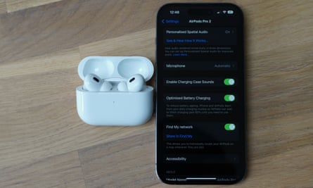 Panel baru aplikasi pengaturan di iPhone menampilkan semua kontrol untuk AirPods termasuk audio spasial yang dipersonalisasi dan suara casing.