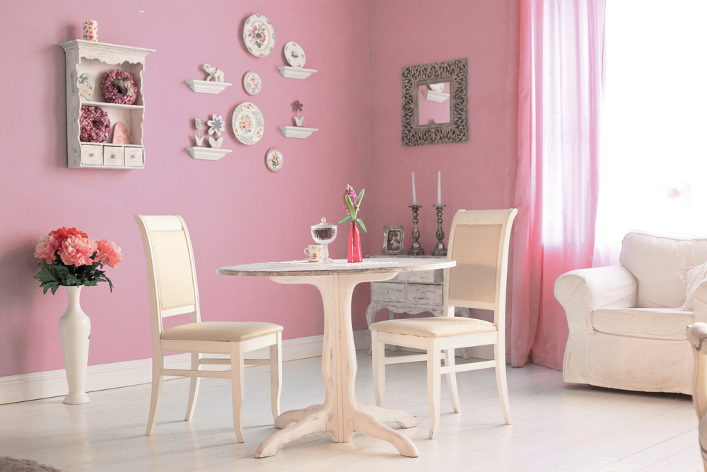 ruang makan warna pink