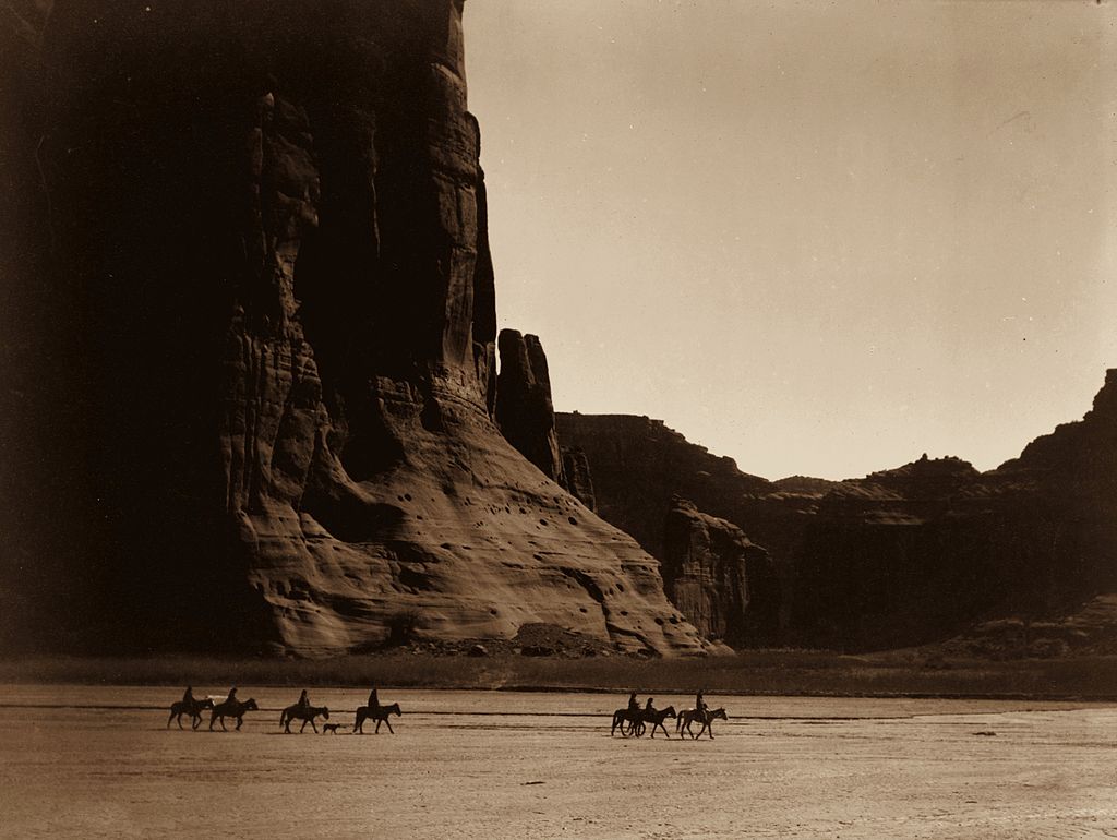 Canyon_de_Chelly,_Navajo.jpg