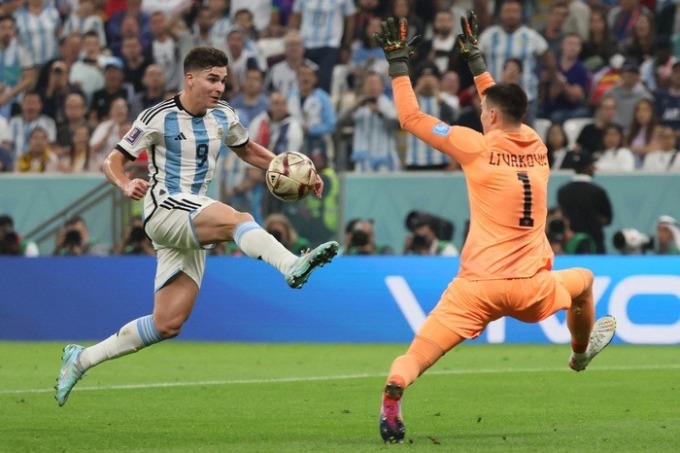 Messi giúp Argentina vào chung kết World Cup