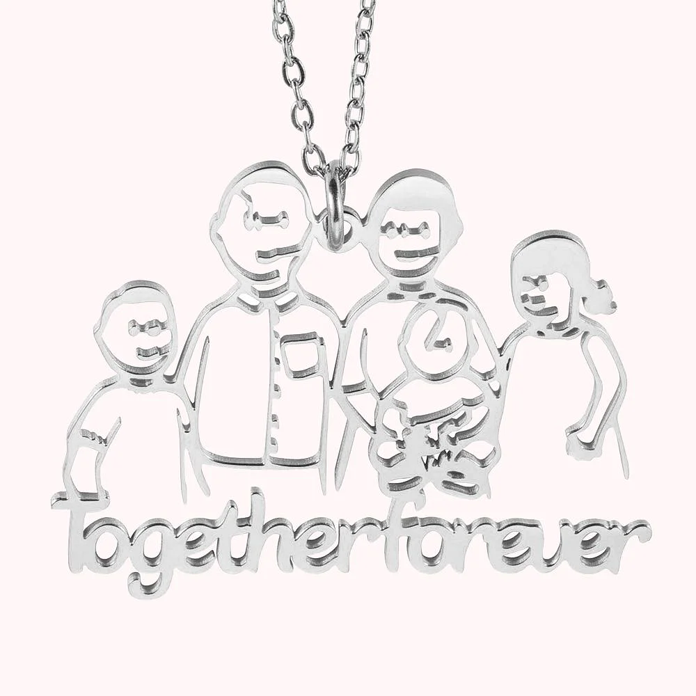 Collier sculpté en métal représentant une photographie de famille.