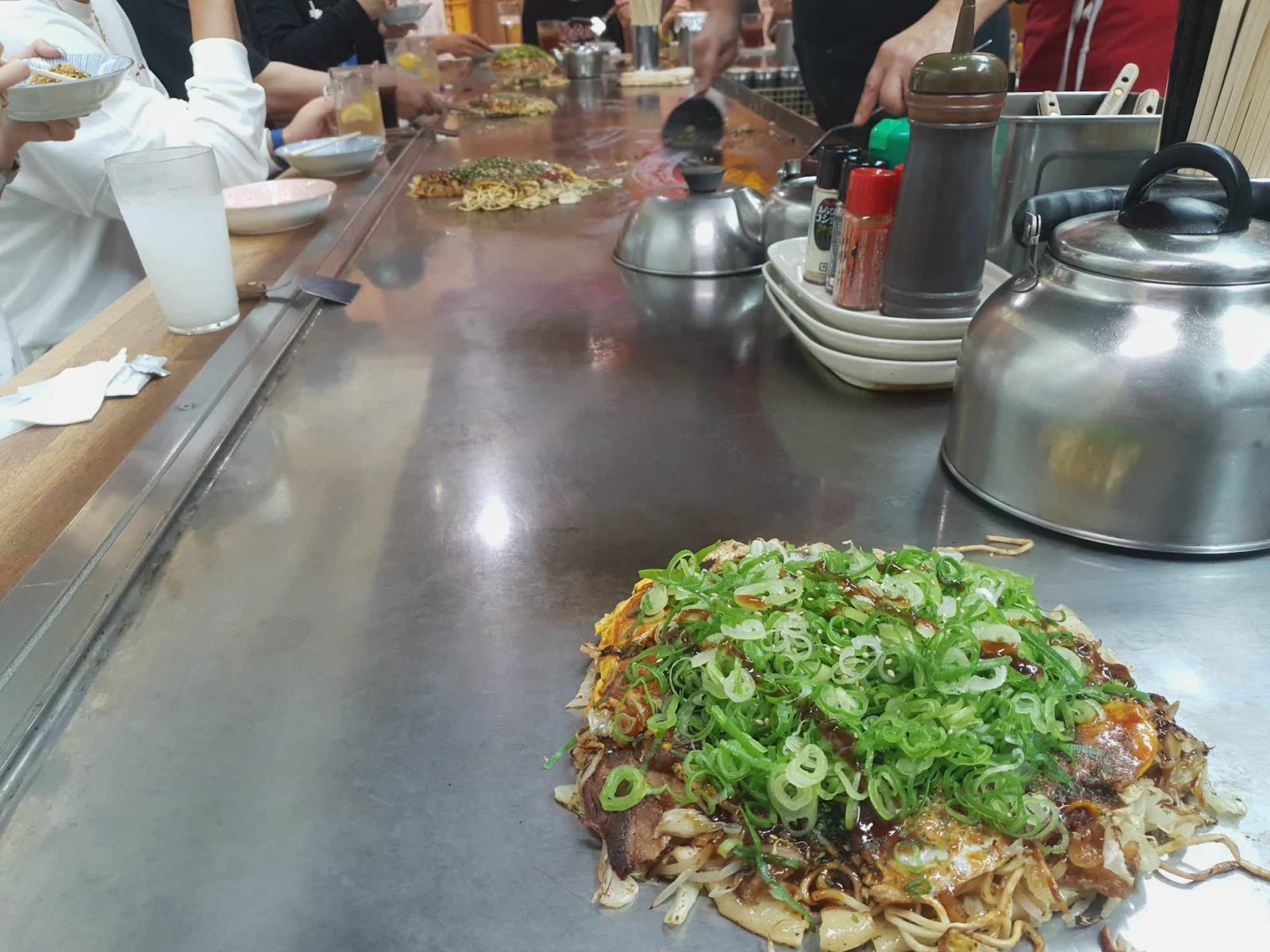 Okonomiyaki with green onions on teppan