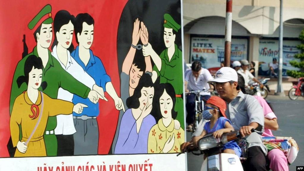 Một pano kêu goi cảnh giác nạn buôn người tại thành phố Hồ Chí Minh.