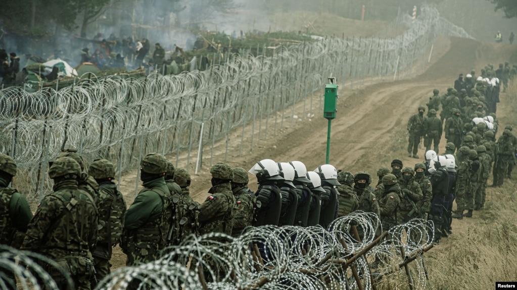 Các lực lượng an ninh Ba Lan bắn vòi rồng vào những người di cư ném gạch đá vào họ từ bên biên giới phía Belarus.