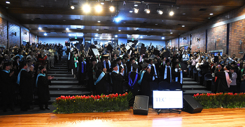 Como es tradicional, los graduados levantaron sus títulos en júbilo al final del acto. Foto: Ruth Garita / OCM.