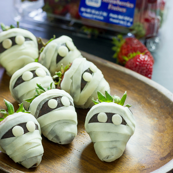 chocolate dipped strawberries that look like mummies