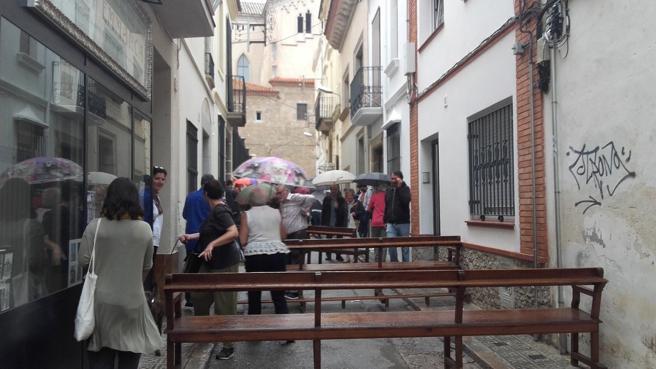 Unos bancos de misa cortan el acceso a un colegio electoral de Canet de Mar