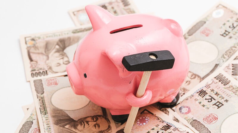 豚の貯金箱とお金の写真