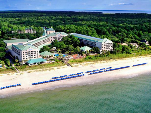 Hilton head hotel at myrtle beach is shown in the picture