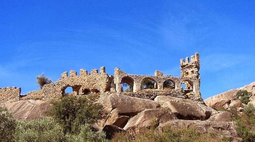 bina, taş, açık hava, kale içeren bir resim

Açıklama otomatik olarak oluşturuldu