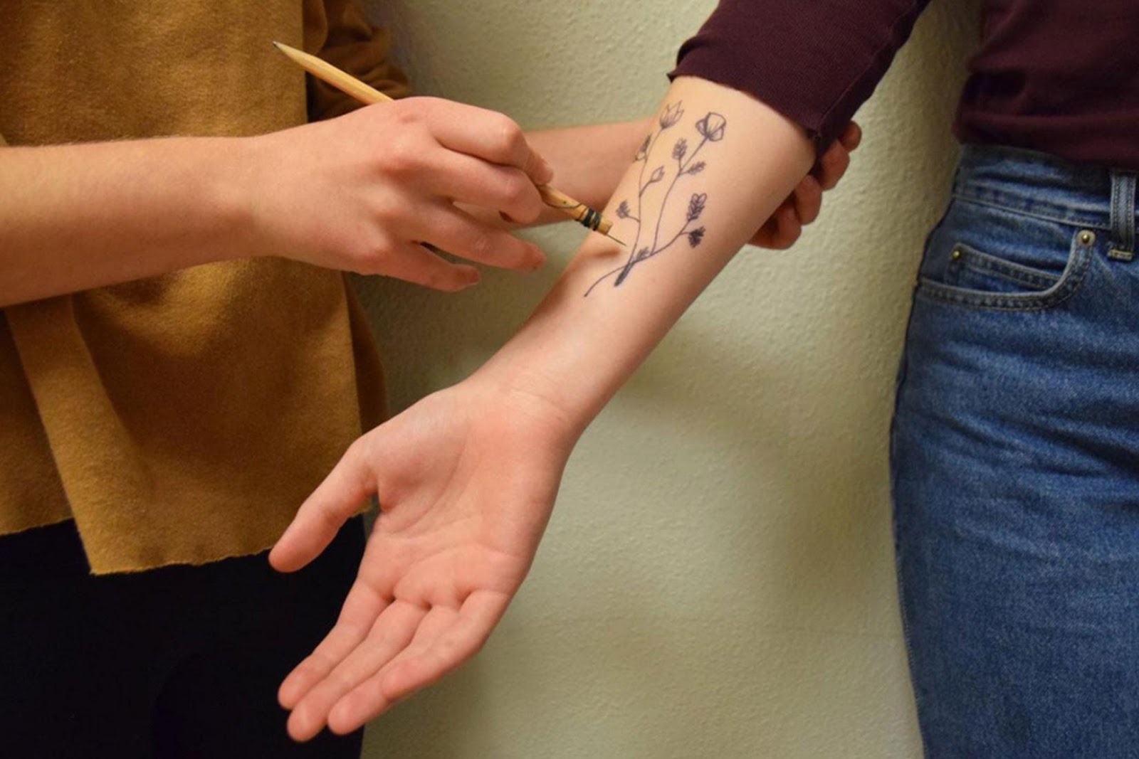 Hand Poked Tattoos vs. Tattoo Machine Tattoos | Painful Pleasures Community