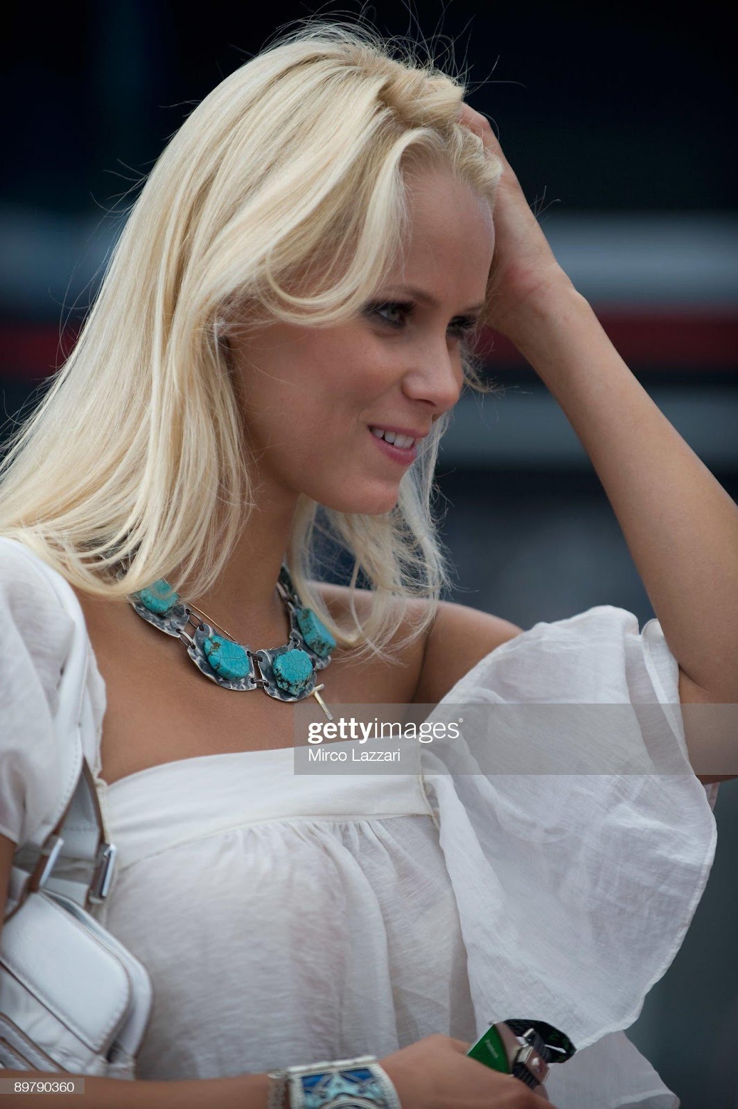 D:\Documenti\posts\posts\Women and motorsport\foto\Getty e altre\grid-girl-poses-for-fans-during-the-pit-walk-of-the-motogp-world-picture-id89790360.jpg