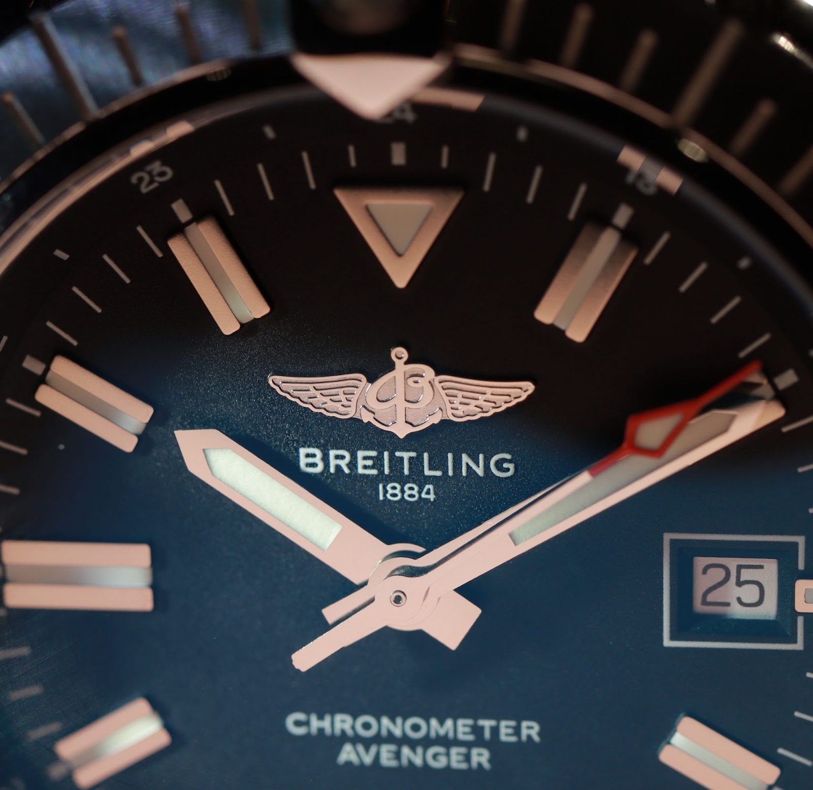 Vì sao Đồng hồ Breitling Avenger 43mm được ưa chuộng nhất hiện nay?