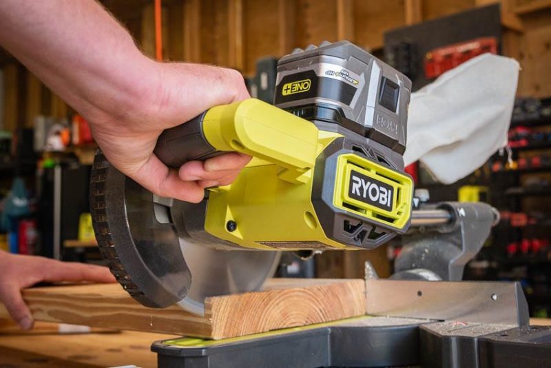 แท่นเลื่อยวงเดือน RYOBI CORDLESS 7 1/4-INCH MITER SAW 1