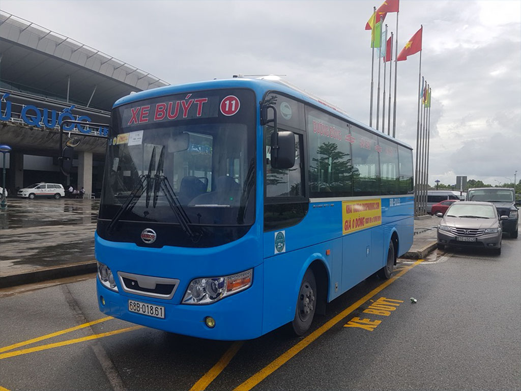 Xe buýt di chuyển từ sân bay về trung tâm huyện đảo (Nguồn: Internet)
