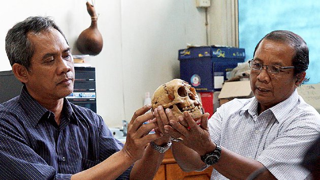  Arkeolog Pusat Penelitian Arkeologi Nasional, E Wahyu Saptomo (kiri) dan Jatmiko (kanan), mengamati replika tengkorak Homo floresiensis atau manusia kerdil hobbit, beberapa waktu lalu di kantor Pusat Penelitian Arkeologi Nasional, Jakarta.