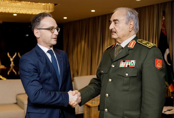 德国外长会晤利比亚强人 Le ministre allemand des Affaires étrangères Heiko Maas (G) a rencontré le maréchal Khalifa Haftar (D) jeudi 16 janvier 2020