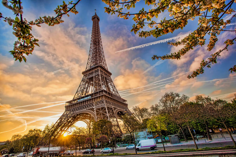 Vẻ đẹp hoa lệ của tháp Eiffel lúc hoàng hôn