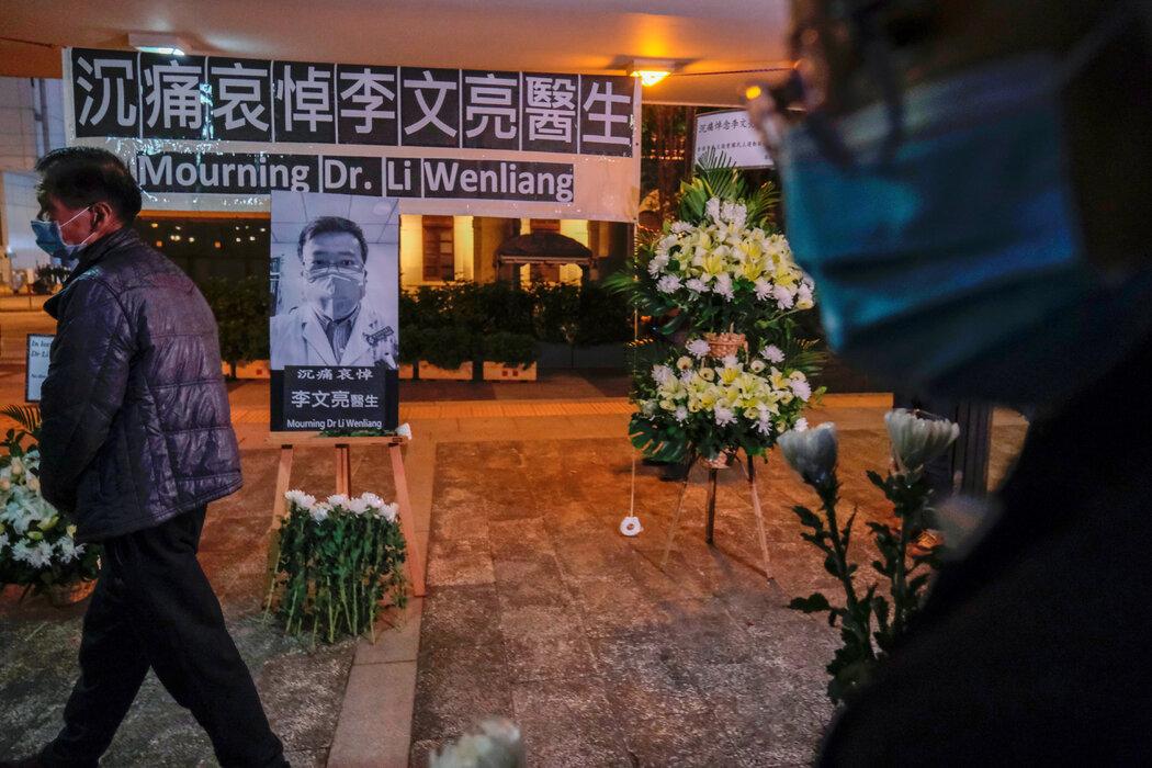 悼念李文亮医生。他试图对疫情发出警告后受到警方的训诫。